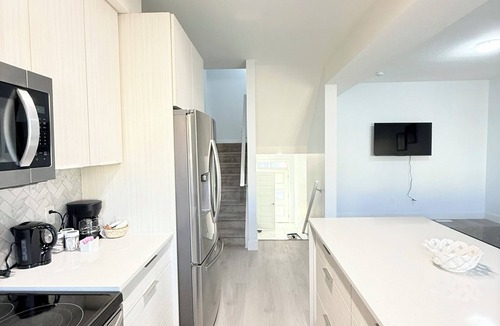 London House | Charming Singleton Oasis