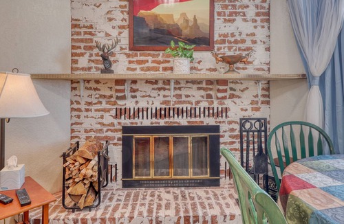 Brian Head Condo | Charming ski condo near slopes with balcony, mountain views, and fireplace