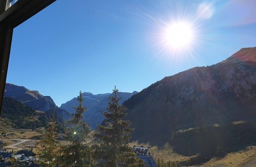 Candanchu Apartment | Charming ski-in apartment with private garage