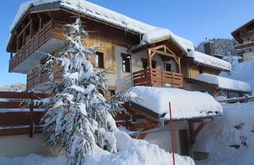 Flumet Apartment | Charming slope-side apartment with pool