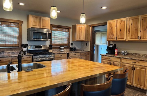 New Underwood House | Charming Small-Town Getaway in New Underwood