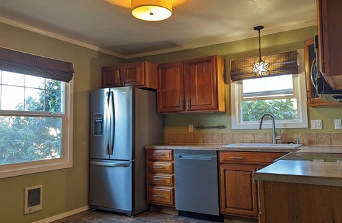 Southeast Eugene House | Charming South Eugene home, huge yard! Pet friendly!