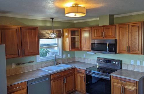 Southeast Eugene House | Charming South Eugene home, huge yard! Pet friendly!