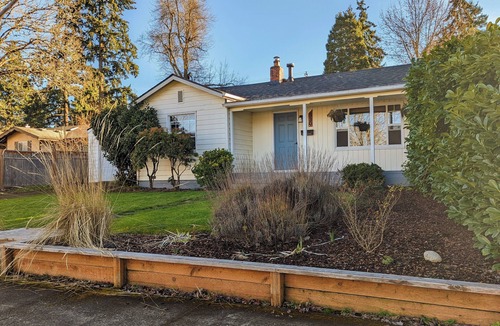 Southeast Eugene House | Charming South Eugene home, huge yard! Pet friendly!