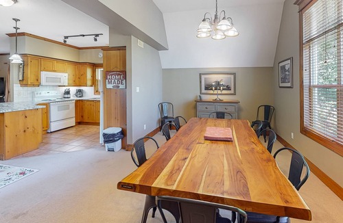 The Blue Mountains Apartment | Charming spacious condo w/access to shared pool
