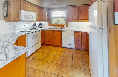 The Blue Mountains Apartment | Charming spacious condo w/access to shared pool