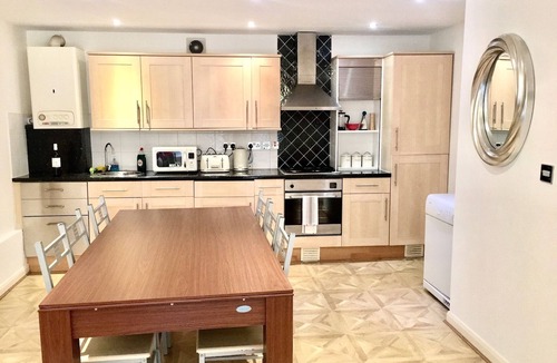 Tower Hill Apartment | Charming spacious 2 bed apartment