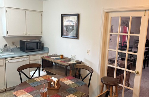 Greensboro House | Charming spacious 4BR Near Airport & Hospitals - Family & Group Friendly