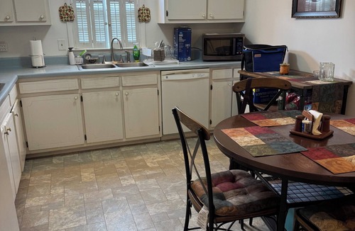 Greensboro House | Charming spacious 4BR Near Airport & Hospitals - Family & Group Friendly