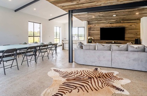 Pitt Town House | Charming & Spacious 4BR Retreat