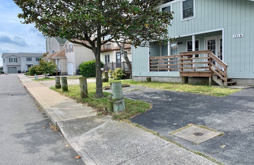 Heron Harbour Isle House | Charming & Spacious Beach Cottage. Walk to Beach!