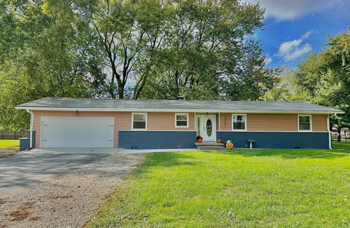 Shelbyville House | Charming Spacious Get Away