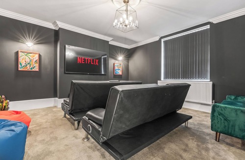 Blakedown House | Charming,Spacious Manor House with Lake&Pool Table