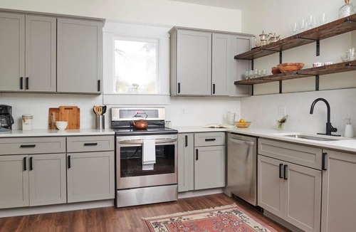 Des Moines House | Charming Spacious Victorian Home Close to Downtown