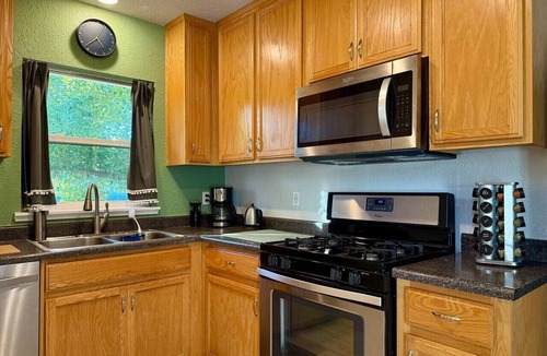 North Oak Park House | Charming stay near UC Davis Medical Center