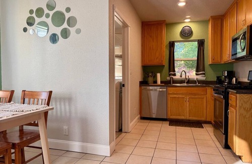 North Oak Park House | Charming stay near UC Davis Medical Center