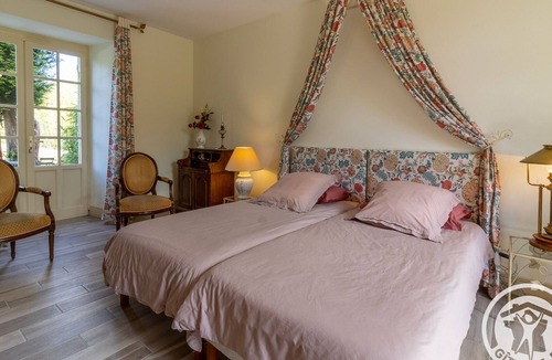 Saint-Georges-sur-Layon Bed & Breakfast | Charming Stay with Pool in Loire Valley's Wine Region