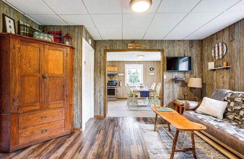 Marion Cottage | Charming Stone Cottage in Marion w/Fire Pit!