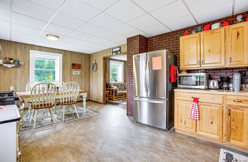 Marion Cottage | Charming Stone Cottage in Marion w/Fire Pit!