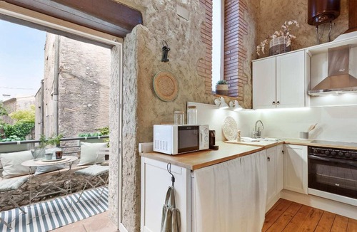 Vilaur House | Charming Stone House near Beach Retreat