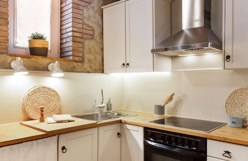Vilaur House | Charming Stone House near Beach Retreat