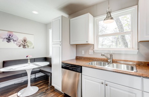 Denton House | Charming Stones Throw Cottage walk to UNT!