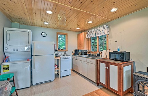 Stonington Apartment | Charming Stonington Studio w/Ocean Views!