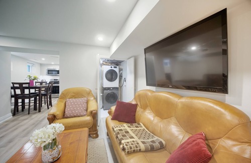 Streetsville Apartment | Charming Streetsville 2BR Suite Parking & Laundry