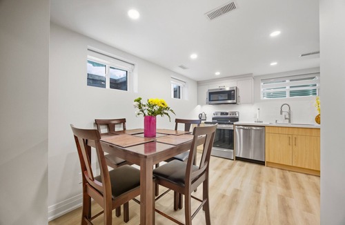 Streetsville Apartment | Charming Streetsville 2BR Suite Parking & Laundry