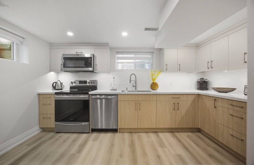 Streetsville Apartment | Charming Streetsville 2BR Suite Parking & Laundry