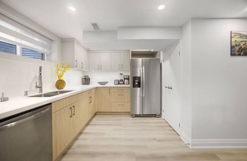 Streetsville Apartment | Charming Streetsville 2BR Suite Parking & Laundry