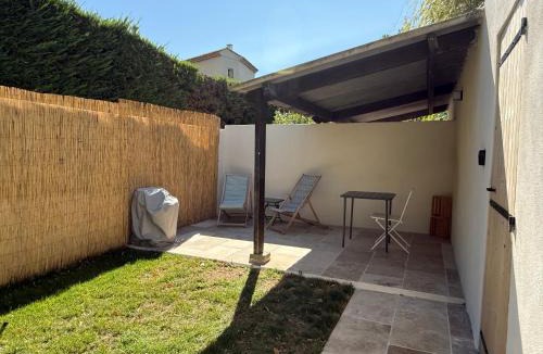 La Roque-d'Antheron Apartment | Charming studio with private terrace