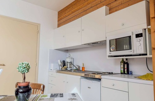 Auguaise Condo | Charming studette*calm*terrace*parking*.