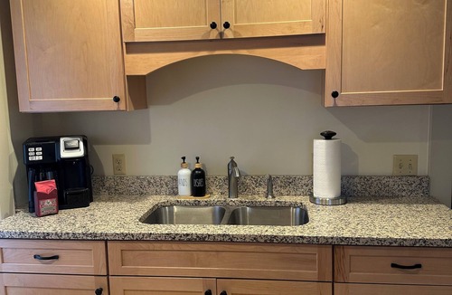 Shelburne Apartment | Charming Studio Apartment – Walk to Downtown Shelburne Falls