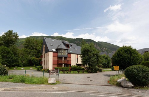 Vignec Apartment | Charming Studio for 4 in Saint Lary with Free WiFi, Balcony, Jacuzzi, Gym, and Sauna