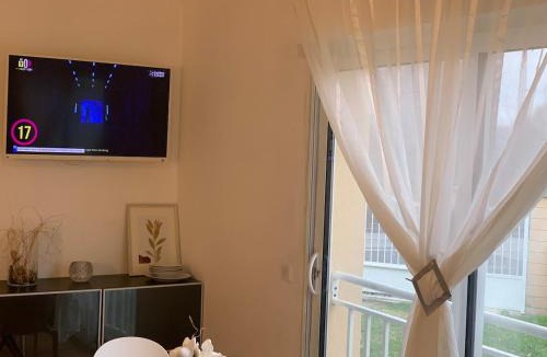 Bretigny-sur-Orge Apartment | Charming Studio with Balneo Shower, Parking Included