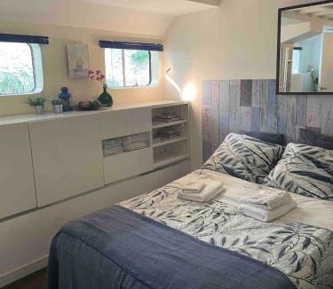 Neuilly-sur-Seine Apartment | Charming Studio on House Boat