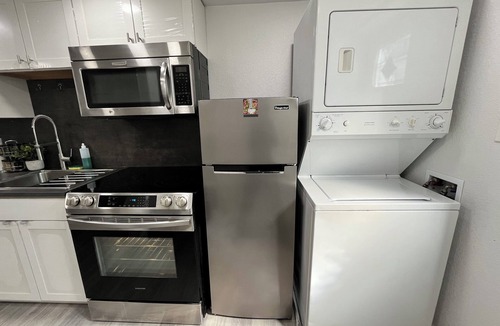 Sylvan Hills Apartment | Charming Studio in Atlanta - 12 Min to Downtown, Parking, A/C, Washer/Dryer!