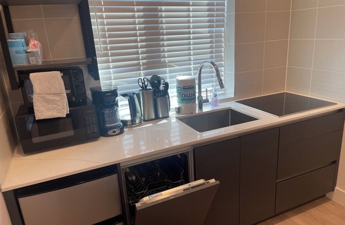 Squire Park Apartment | Charming studio in brilliant Seattle with AC