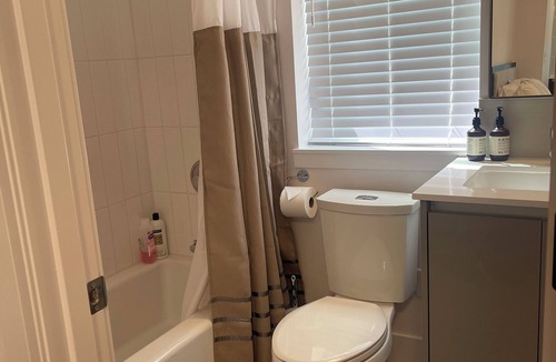 Squire Park Apartment | Charming studio in brilliant Seattle with AC