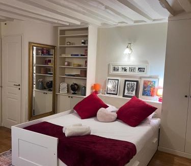 Saint-Thomas-d'Aquin Apartment | Charming Studio in Heart of Saint-Germain-des-Prés
