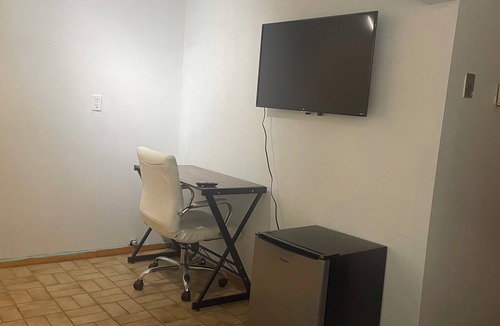 Clifton Apartment | Charming studio in lovely Clifton with WiFi, AC