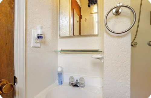 Connerville Other | Charming studio in Mannsville OK, w/Starlink internet & cozy queen bed.