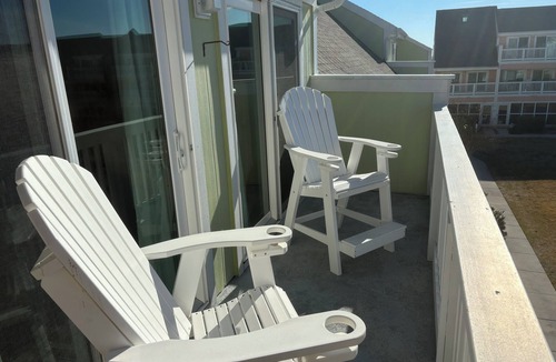 Emerald Isle Apartment | Charming studio in lovely Emerald Isle with beach access
