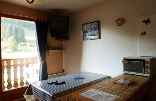 Station de Drouzin le Mont Apartment | Charming Studio in Verdant Setting with Balcony, Sleeps 4