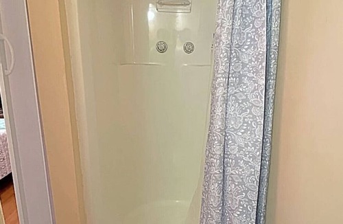 Jeannette Apartment | Charming Studio Jeannette Sleeps 3 Queen Bed