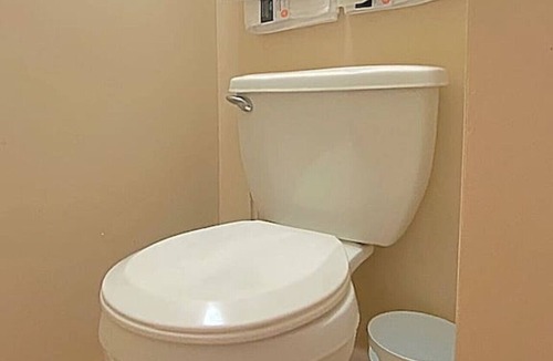 Jeannette Apartment | Charming Studio Jeannette Sleeps 3 Queen Bed