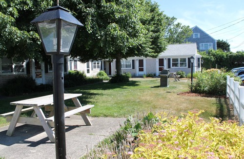Dennis Port Condo | Charming Studio less than 200 steps to Glendon Beach - 200 Captain Chase Rd #18