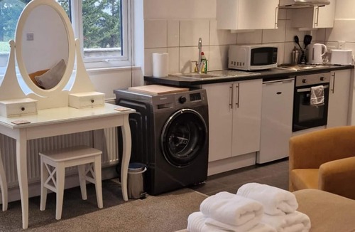 Longdon Apartment | Charming Studio Rutland Point Holiday or Work