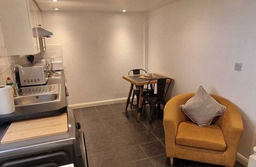 Longdon Apartment | Charming Studio Rutland Point Holiday or Work